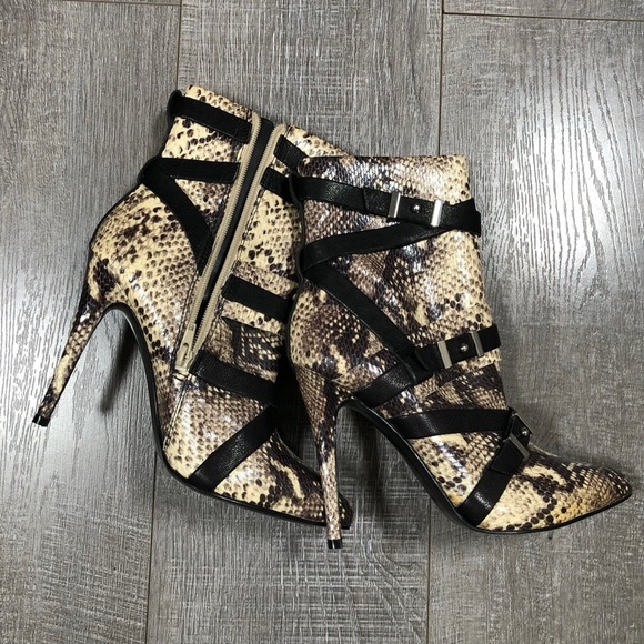 GUESS Women’s Heeled Boots Parley Snake Printed Pointed Size 7 ½ M - Picture 1 of 12